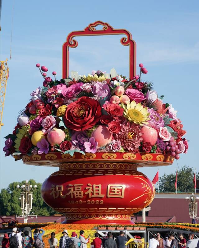 今晨，天安门广场“祝福祖国”巨型花果篮亮相