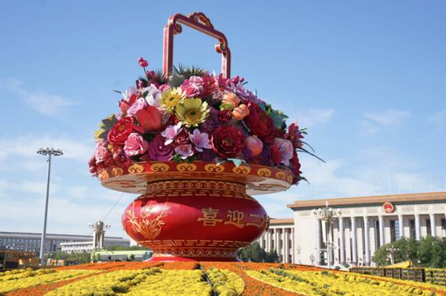 今晨，天安门广场“祝福祖国”巨型花果篮亮相