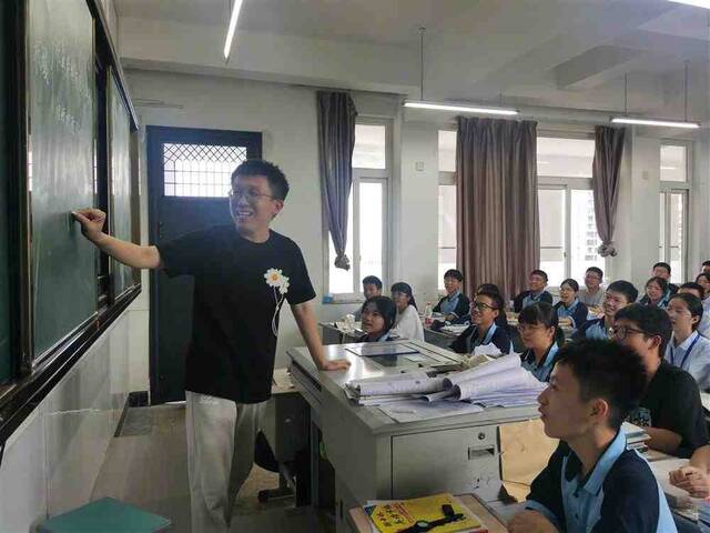 尤凡正在给学生们上课。