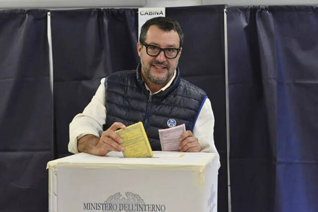 当地时间2022年9月25日，意大利米兰，联盟党领导人萨尔维尼在投票站投票。图/视觉中国