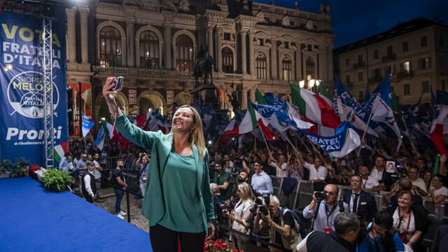当地时间2022年9月13日，意大利都灵，意大利兄弟党领导人梅洛尼在竞选集会上与支持者自拍。图/视觉中国