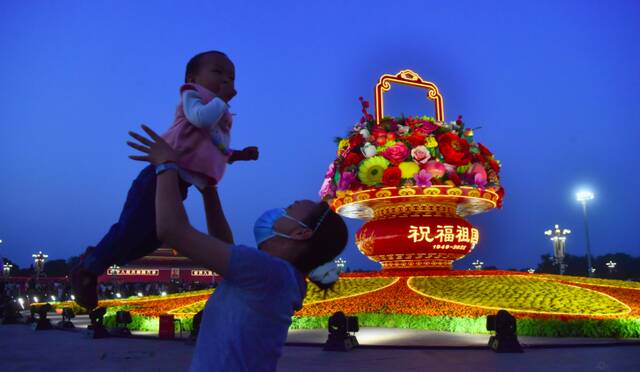 天安门广场大花篮和长安街花坛今晚正式亮灯，夜景灯光有三大特点