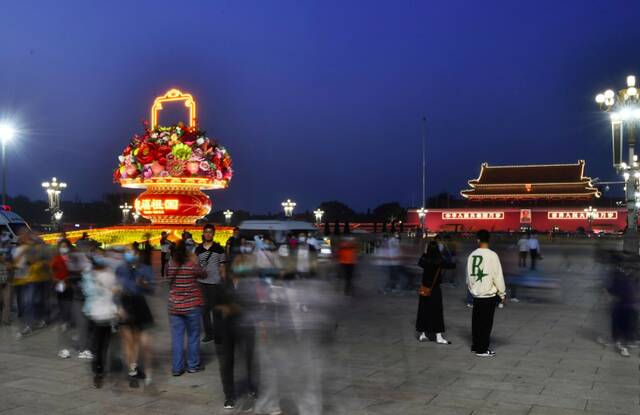 天安门广场大花篮和长安街花坛今晚正式亮灯，夜景灯光有三大特点