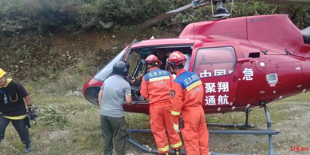 ↑救援人员将甘宇抬上直升机转运到医院