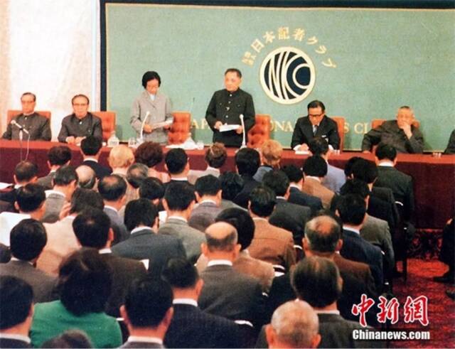 1978年10月，邓小平出席《中日和平友好条约》互换批准典礼。钟欣摄