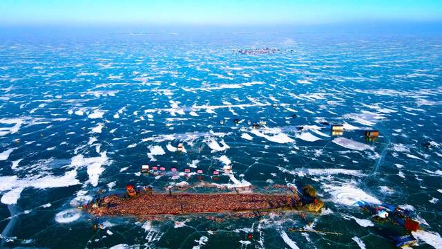 这是2021年12月29日无人机拍摄的查干湖冬捕画面。（毕重明摄）