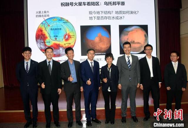 中科院最新火星研究成果团队代表合影。中新社记者孙自法摄