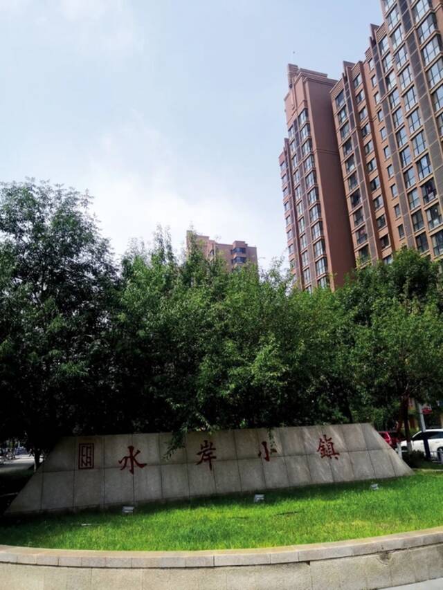 春华水务建的水岸小镇项目，其与呼和浩特市政府大楼隔东河相望。摄影/本刊记者周群峰