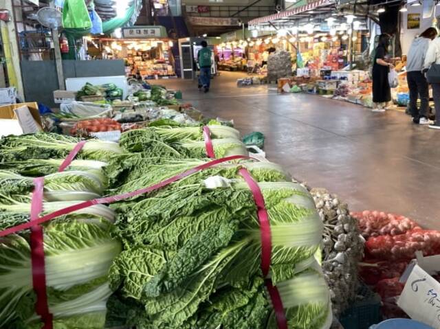 韩国首尔一家农贸市场里，白菜摊位无人问津。图自韩媒