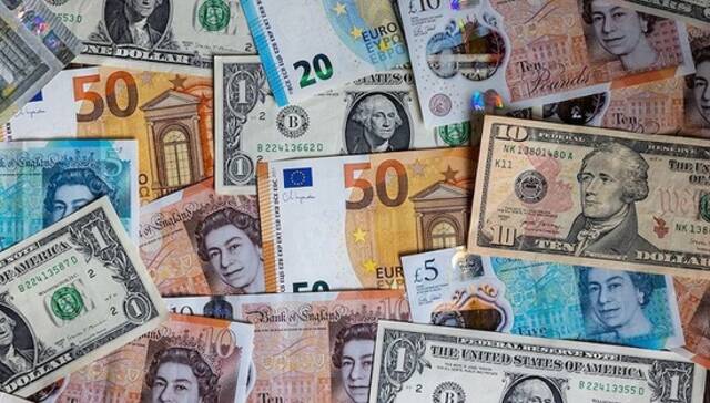 9月27日，英国巴斯，美元纸币、英国GDP纸币和欧元纸币。英镑兑美元跌至最低水平。图源：视觉中国