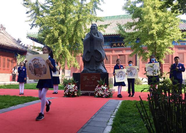 学生展示连环画《孔子的一生》。新京报见习记者罗艳摄