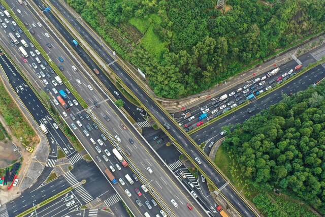 广东高速公路明日18时迎出程高峰