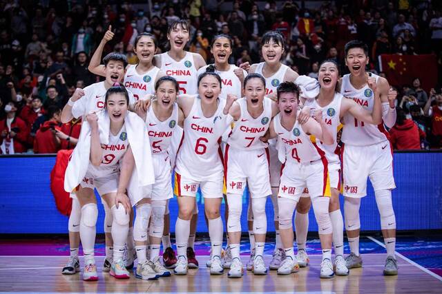中国女篮赛后大合影。图片来源：@FIBA国际篮联