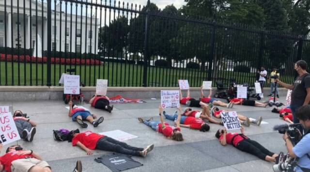 ·当地时间9月19日，美国“长新冠”患者躺在白宫外抗议。
