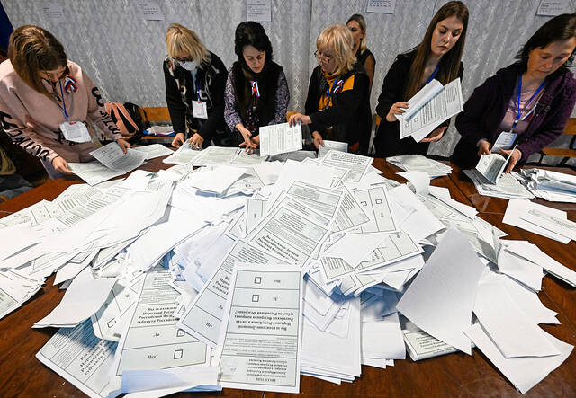 当地时间2022年9月27日，顿涅茨克地区，加里宁斯基区一个投票站的选区选举委员会成员正在处理选票。