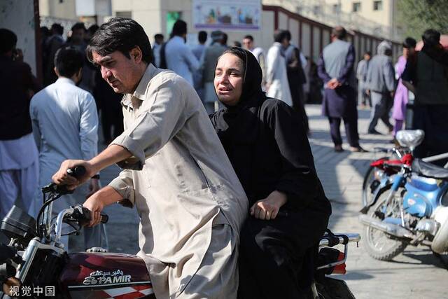 当地时间2022年9月30日，阿富汗喀布尔，一个教育中心发生爆炸后，一名妇女骑着摩托车来到医院寻找亲戚。视觉中国图