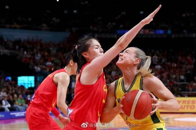 姚明笑了，观众哭了！中国女篮进世界杯决赛！