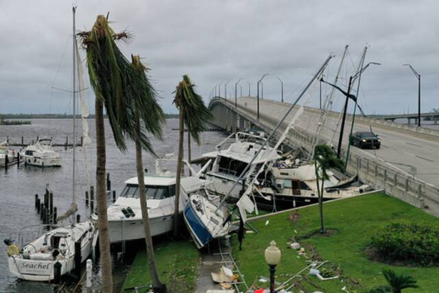 9月29日，飓风“伊恩”对美国佛罗里达州造成了严重破坏。（现场图）
