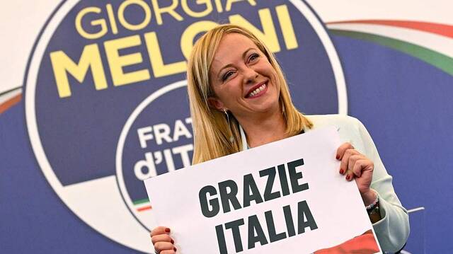 当地时间2022年9月26日，意大利罗马，意大利议会选举投票结束后，意大利极右翼政党“意大利兄弟党”党首梅洛尼在该党竞选总部连夜发表演讲后，手持写有“感谢意大利”的标语牌。视觉中国图