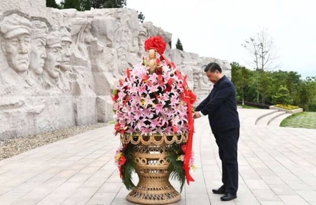 （2021年4月，习近平总书记向湘江战役红军烈士敬献花篮。新华社记者谢环驰摄）