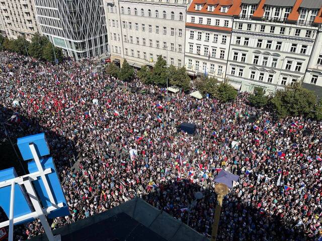 捷克民众抗议