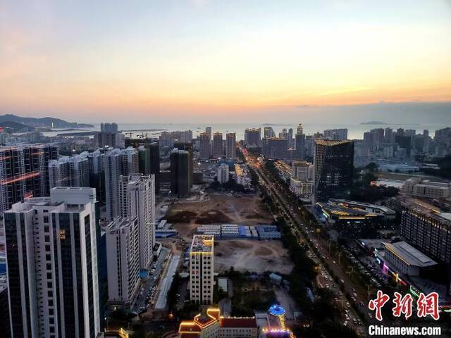 资料图：城市一景。王晓斌摄