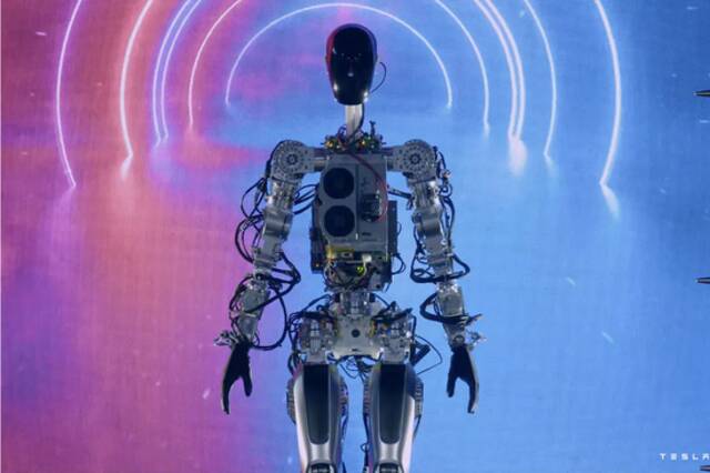 特斯拉人形机器人擎天柱登场图片来源：特斯拉AI日视频截图