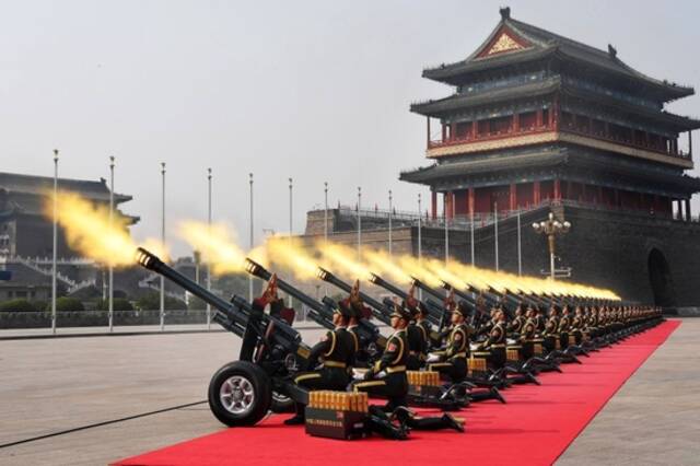2019年10月1日，庆祝中华人民共和国成立70周年大会在北京天安门广场隆重举行。这是礼炮鸣响。新华社记者万象摄