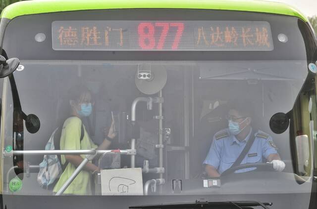 乘客刷码乘车。新京报记者王贵彬摄