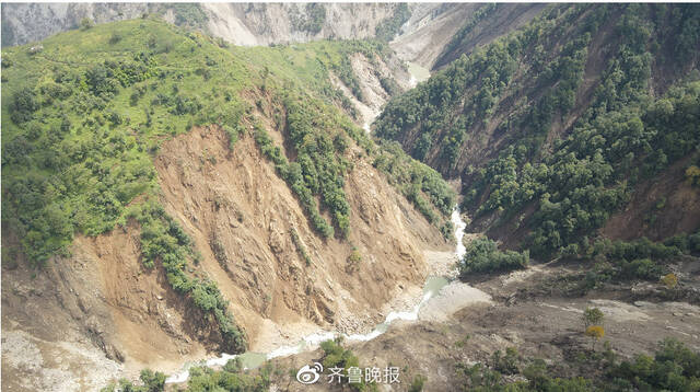 地震后多处山体出现塌方