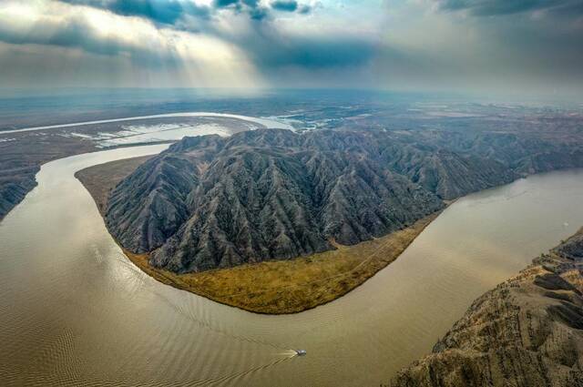 2020年4月5日拍摄的青铜峡黄河大峡谷风光（无人机照片）。新华社记者冯开华摄