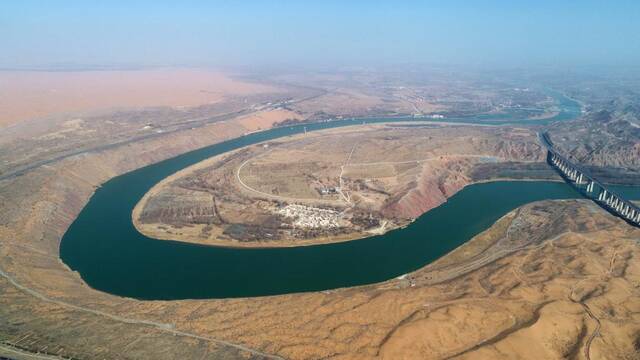 黄河流经宁夏中卫市沙坡头区（2021年3月3日摄，无人机照片）。新华社记者王鹏摄