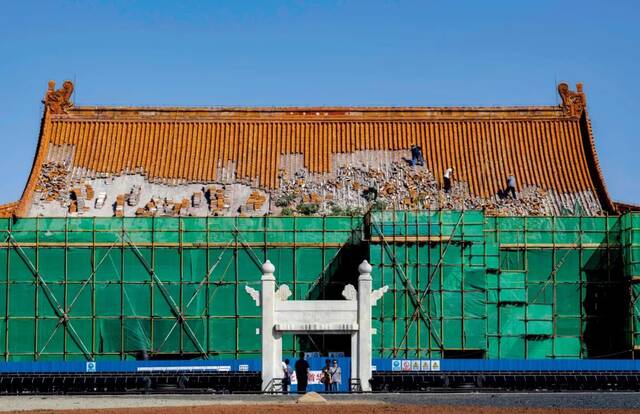 2020年9月20日，北京“社稷坛中山堂抢险修缮项目”在进行中，工人们正在拆卸老旧的琉璃瓦。图/视觉中国