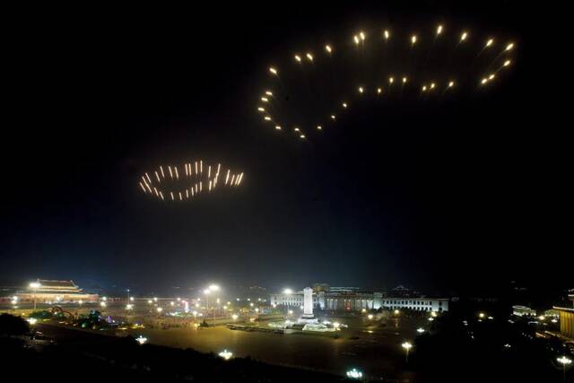 2008年8月8日晚，第29届奥运会在北京开幕。开幕式期间，29个由烟花组成的“大脚印”从永定门起步沿中轴线向北，一步步“走”到国家体育场“鸟巢”上空。图/视觉中国