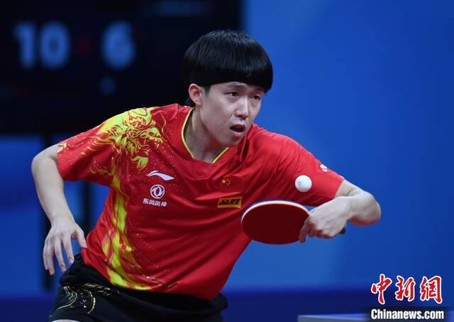 国乒男团队员王楚钦在比赛中安源摄