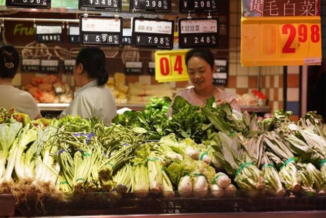 2022年7月15日，市民在湖南省怀化市通道侗族自治县一家超市选购蔬菜。新华社发（吴三东摄）