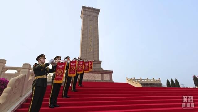 △仪式现场的军乐团小号手，当天的《烈士纪念日号角》由他们吹响。（总台央视记者郭鸿拍摄）