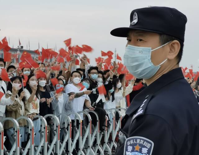 5700余名安保力量提前部署就位，开展排队组织、预约验码、秩序维护工作。北京警方供图