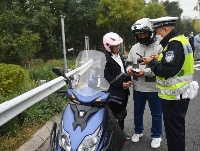 被查到的占用应急车道的摩托车中，还存在着违规载人进入高速公路的违法行为。新京报记者王贵彬摄
