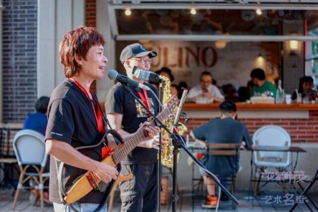 两位街头艺人在丰盛里进行音乐表演