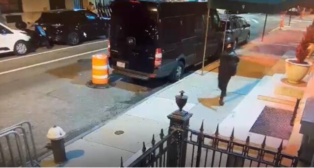 俄驻纽约总领馆外墙被喷红漆 扎哈罗娃发布“不明身份人士喷漆”视频