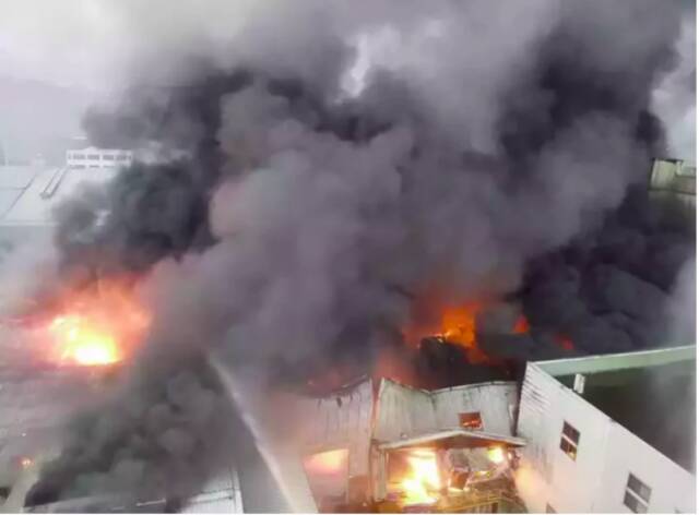 台苗栗一存放大量易燃物工厂凌晨起火，消防估计要到天黑才能全扑灭