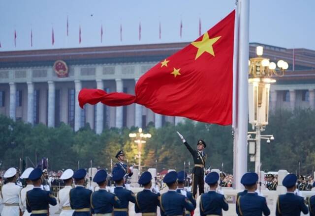 10月1日，隆重的升国旗仪式在北京天安门广场举行，庆祝中华人民共和国成立73周年。新华社记者陈钟昊摄