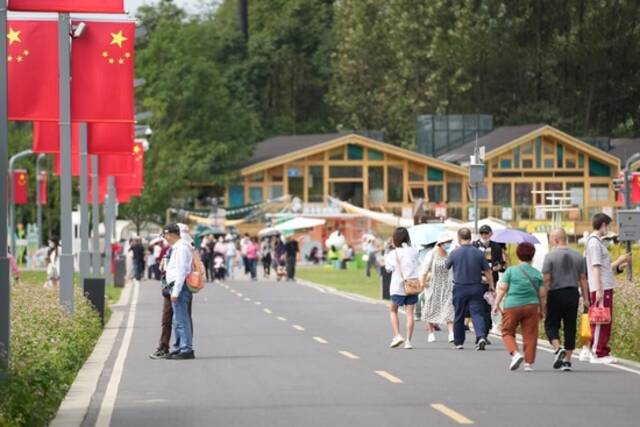 9月30日，市民在成都新津区的天府农博园内游览。（新津区融媒体中心供图）