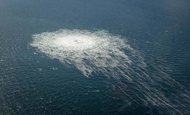 飞机航拍“北溪- 2”气体泄漏图源：丹麦国防网站