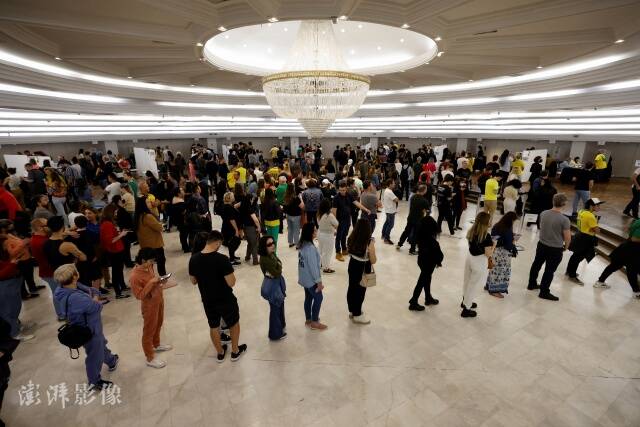 当地时间10月2日，巴西库里提巴，巴西大选举行首轮投票，民众参加投票。图自澎湃影像