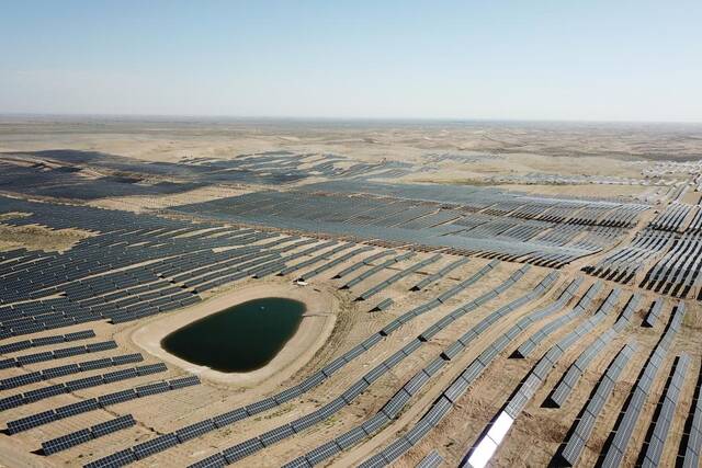新华全媒+丨“板上发电 板下治沙” 腾格里沙漠起新绿
