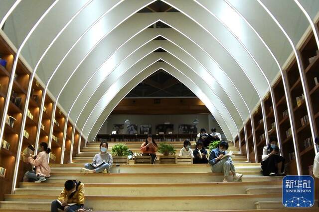 10月4日，市民在安徽省合肥市瑶海区城市阅读空间拾光书屋阅读。