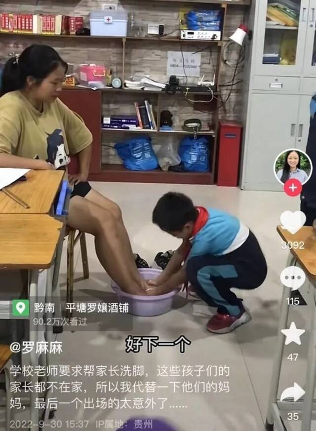 留守儿童排队摆拍喂猪，不知该哭该笑