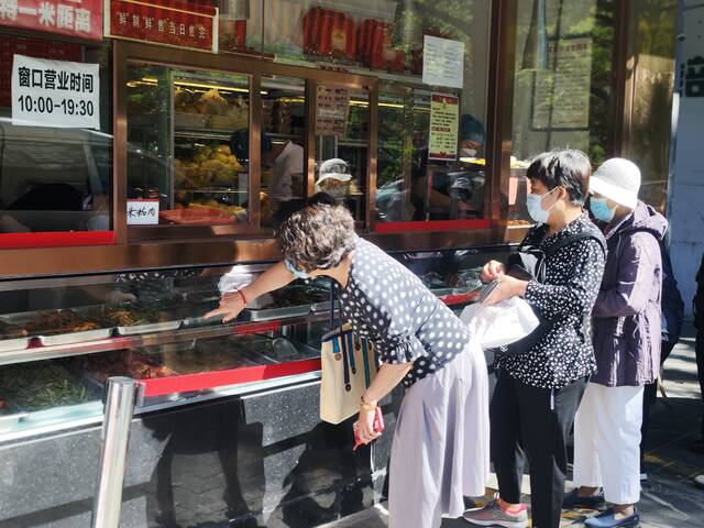 国庆假期期间，老字号商铺的外卖窗口，不少市民游客排队购买热销美食。受访者供图